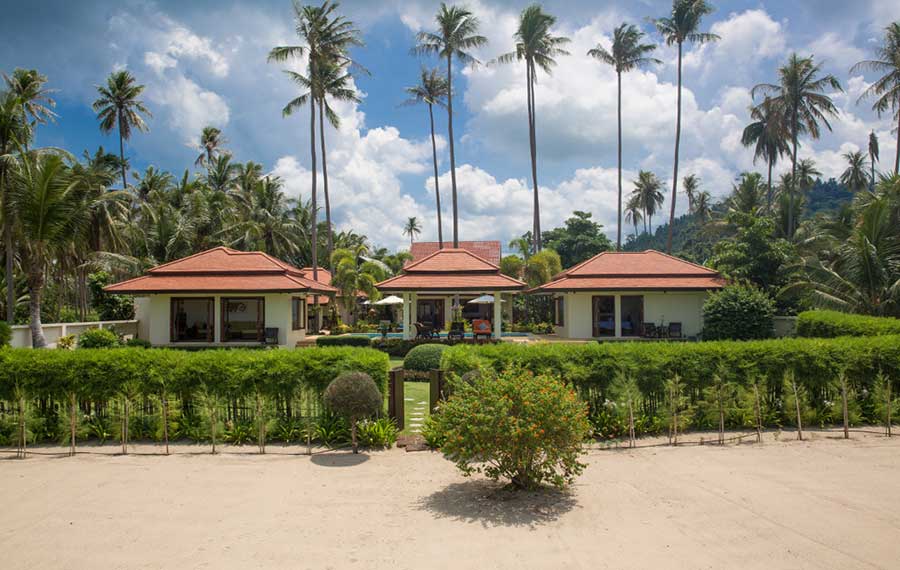 Spacious 4-Bed Beachfront Villa, Laem Set